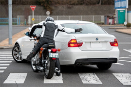 左折巻き込み事故 ：クルマ対バイクの例