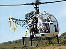 今年9月に行った南仏でのヘリコプターでの撮影。高度な防振機械を利用することもあるが、たいていは手持ちでカメラを支えて、ヘリコプターのドアを外して撮影する。
