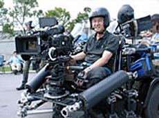 CMやプロモーションの撮影時には、カメラカーと呼ばれる車両に乗って移動撮影をすることが多い。これは、サイドカーを改造した撮影専用のバイク。クルマと比べて小回りが利き、より、アグレッシブな撮影ができる。