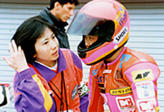 8歳年下の妹、井形ともが全日本選手権GP125に出場した時。井形マリさんは監督をやっていました。