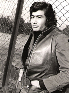 『仮面ライダー』当時の藤岡さん。一躍人気俳優となり、以後『特捜最前線』『日本沈没』『SFソードキル』といった作品に次々と出演し、その人気を不動のものとする。