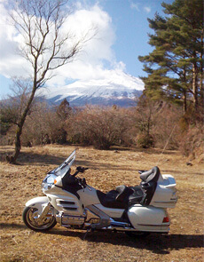 富士山をバックに愛車を撮影。このあたりは高橋名人にとっては「庭」のようなもの？